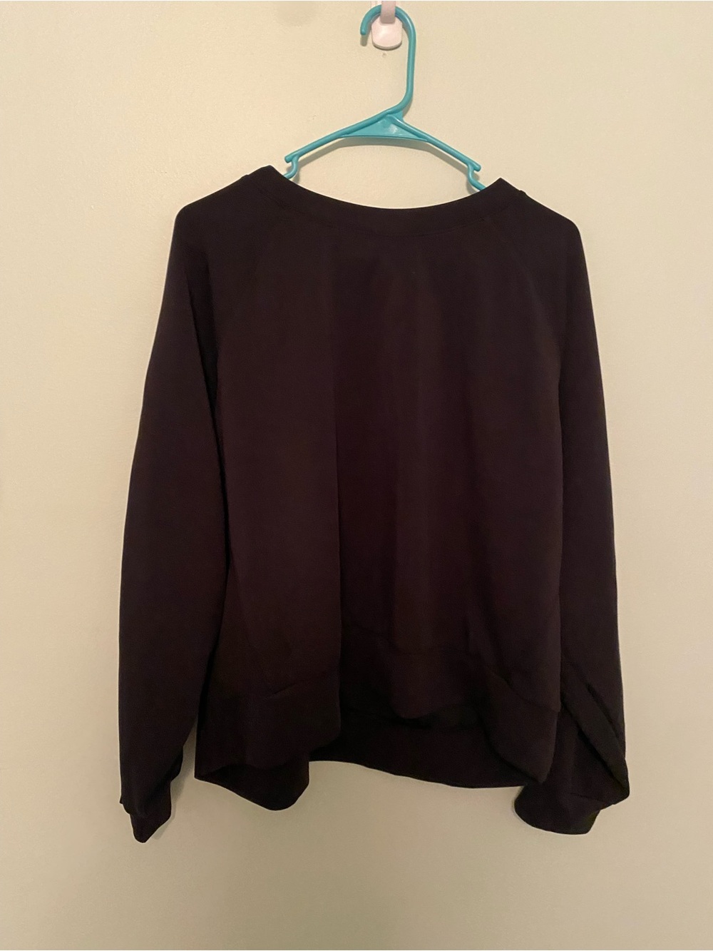 Women’s Black Long-Sleeve Pullover Sweatshirt